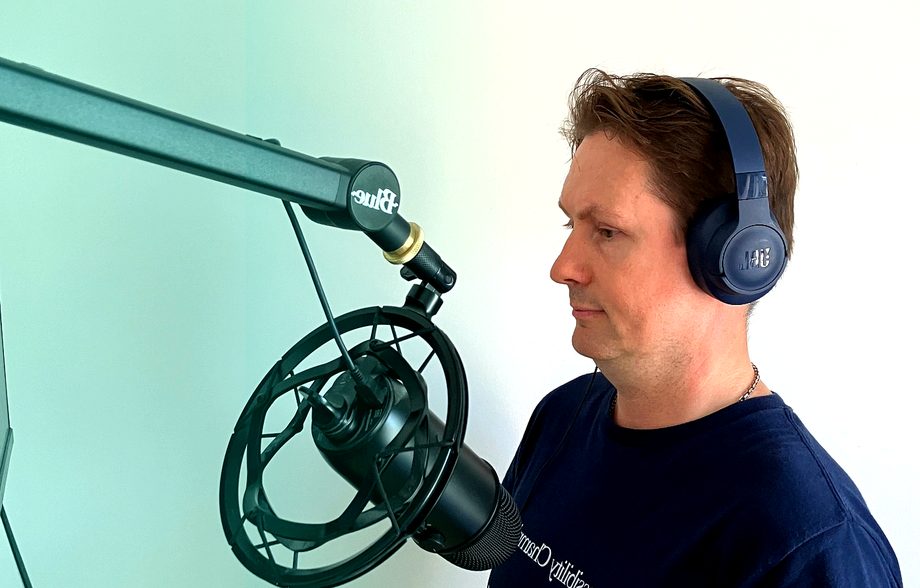 Lars with headphones and microphone, reviewing a website with a screen reader